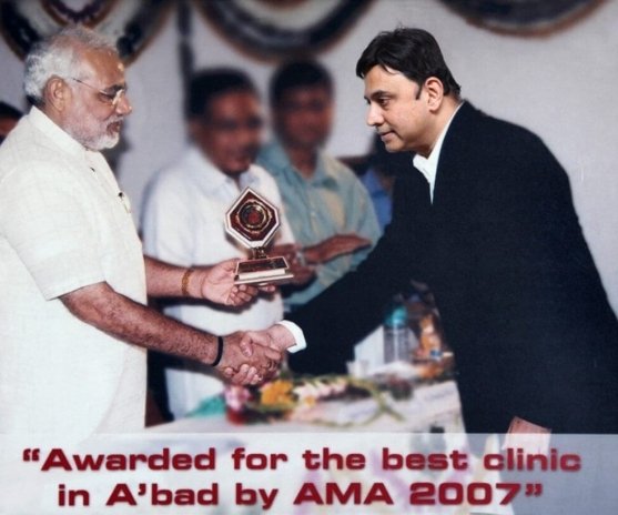 Dr Kandarp Parikh receiving award